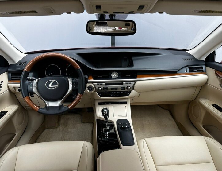 Lexus ES 300h Sedan / Limuzína 3,0 l 116 kw