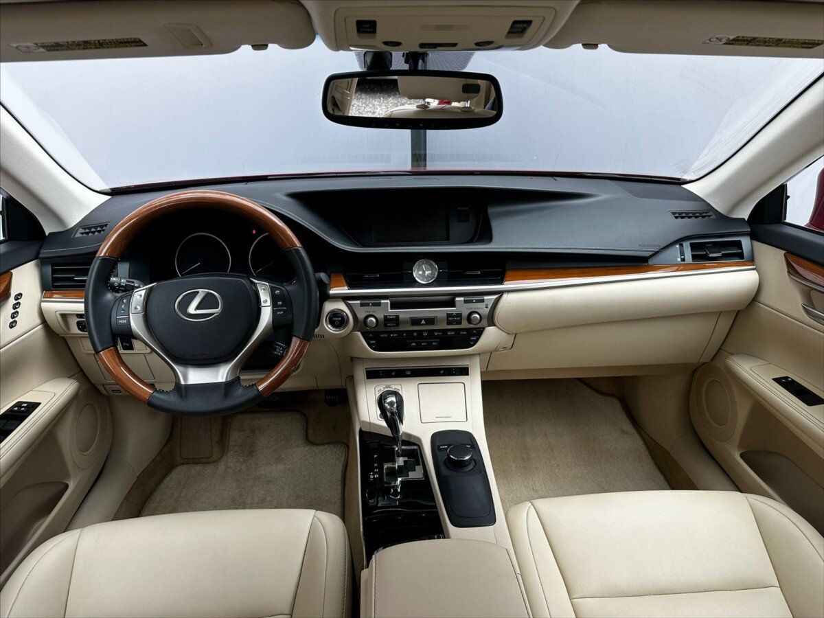 Lexus ES 300h Sedan / Limuzína 3,0 l 116 kw