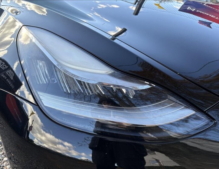 Tesla Model 3 Sedan 0,0 239 kw