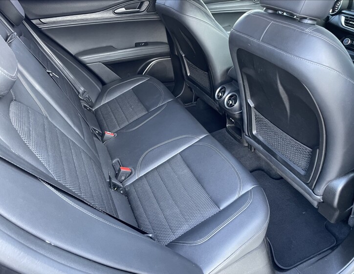 Alfa Romeo Stelvio 21