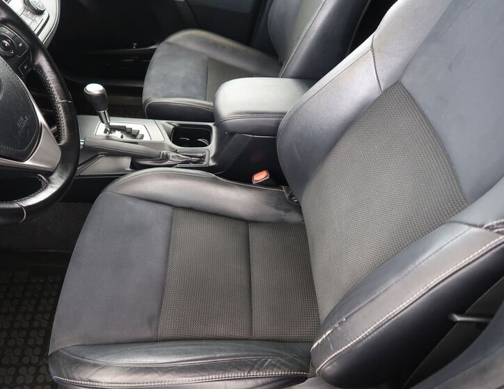 Toyota RAV4 SUV / Terénní 2,5 l 114 kw