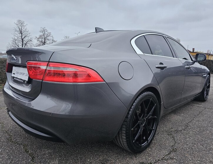 Jaguar XE 8