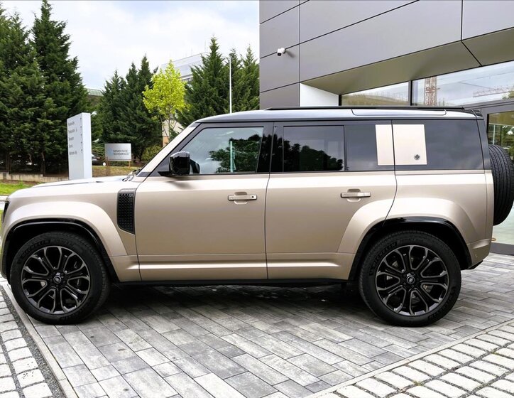 Land Rover Defender SUV / Terénní 4,4 l 467 kw