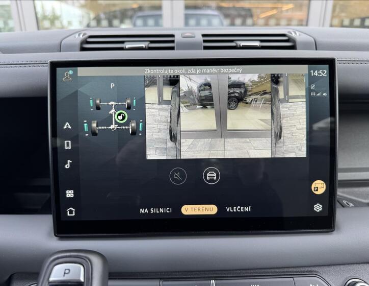 Land Rover Defender 22