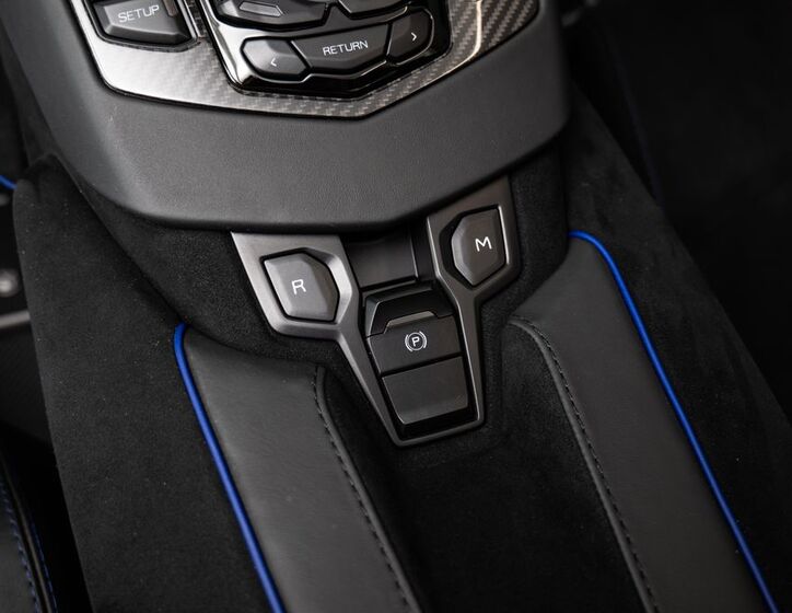 Lamborghini Aventador 11