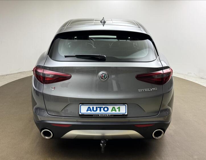 Alfa Romeo Stelvio 5