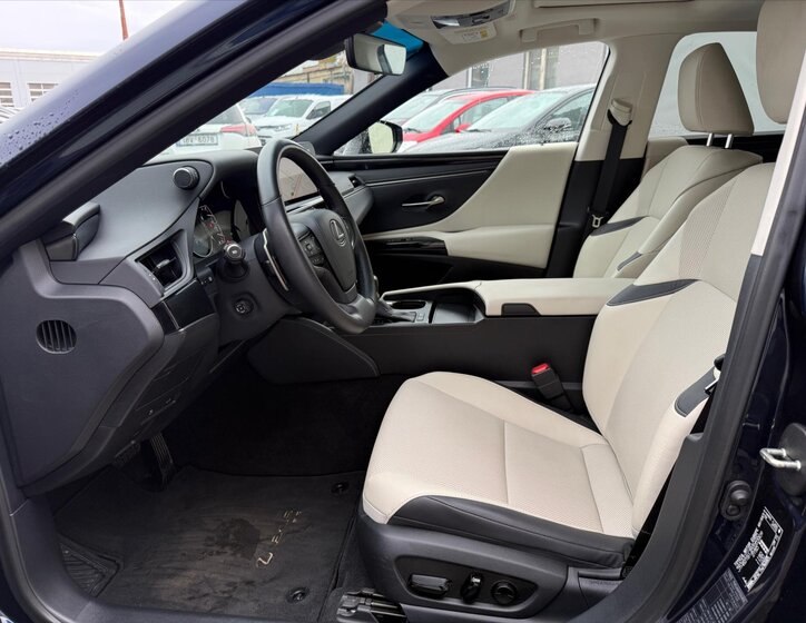 Lexus ES 300h Sedan / Limuzína 2,5 l 131 kw