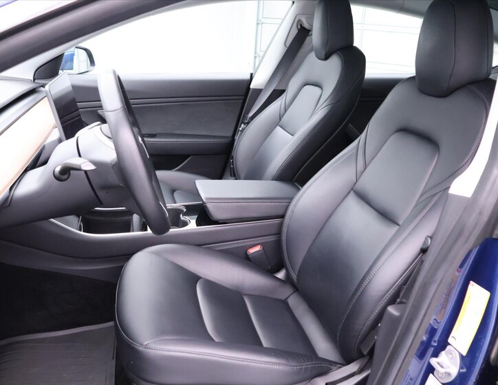 Tesla Model 3 Sedan 0,0 324 kw