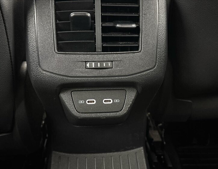 Volkswagen T-Roc SUV / Terénní 2,0 l 221 kw