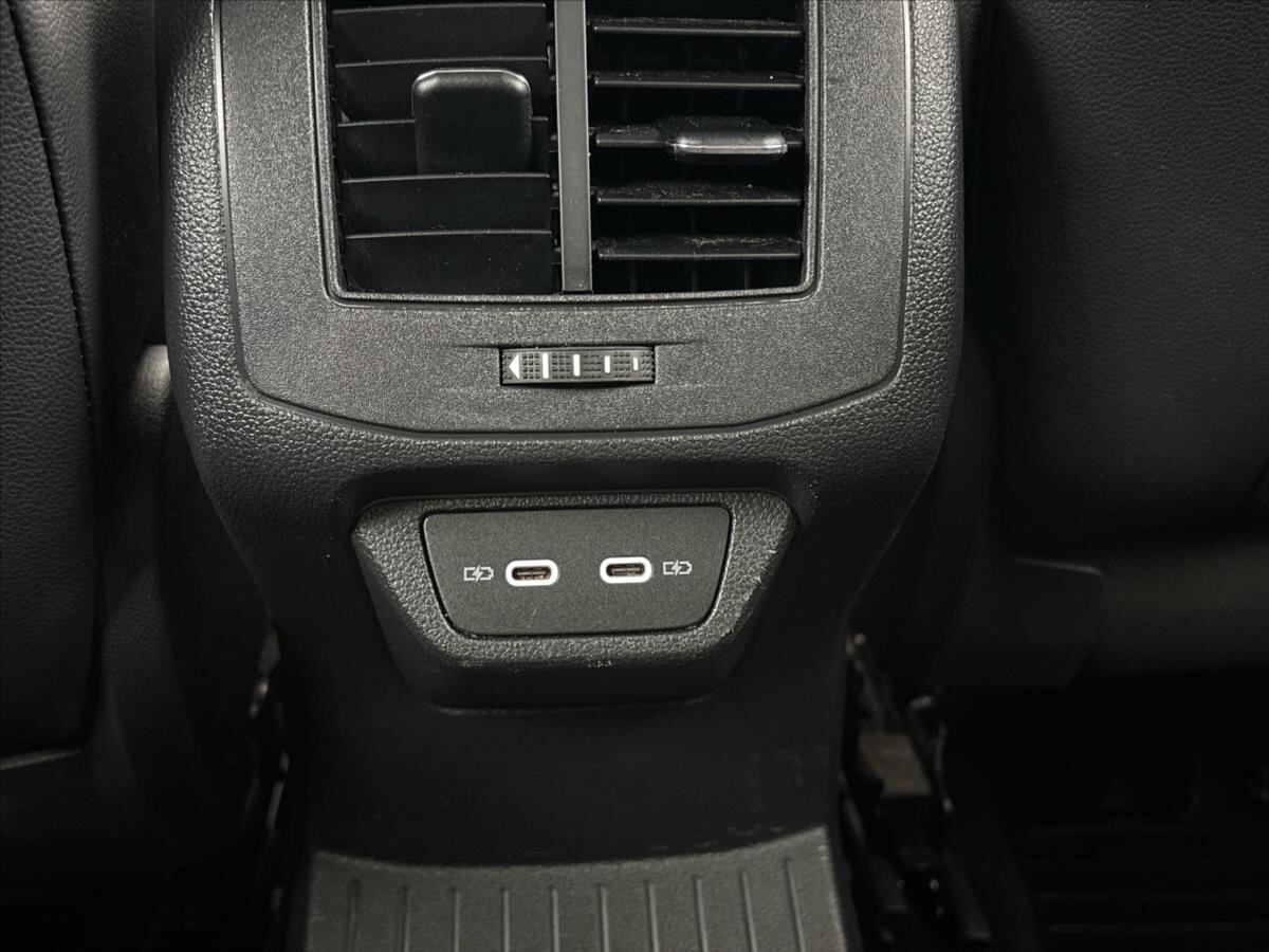 Volkswagen T-Roc SUV / Terénní 2,0 l 221 kw