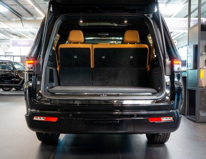 Jeep Grand Wagoneer 5