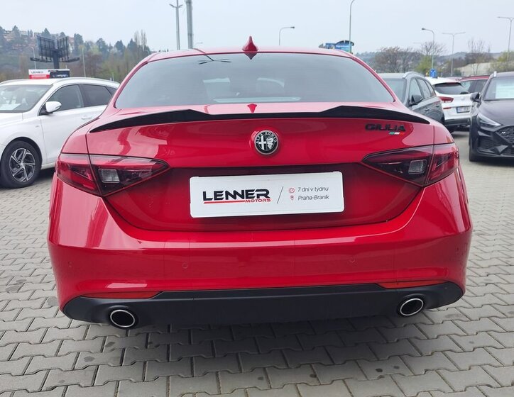 Alfa Romeo Giulia Sedan / Limuzína 2,1 l 110 kw