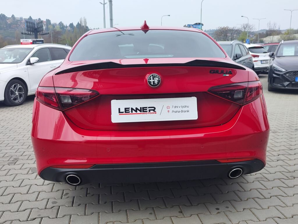 Alfa Romeo Giulia Sedan / Limuzína 2,1 l 110 kw