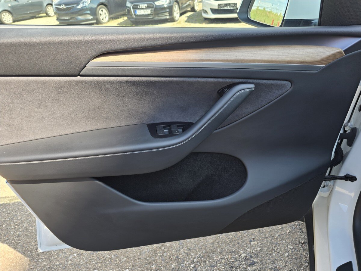 Tesla Model Y SUV / Terénní 0,0 378 kw