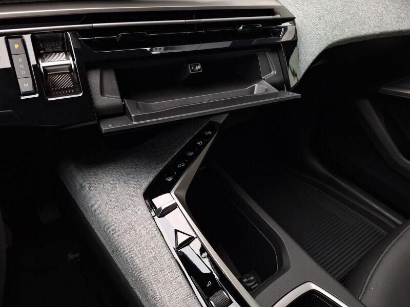 Peugeot 5008 SUV 1,2 l 107 kw