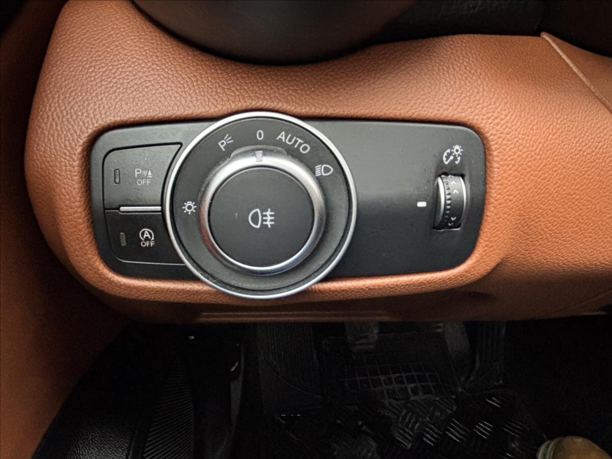 Alfa Romeo Giulia Sedan / Limuzína 2,1 l 132 kw