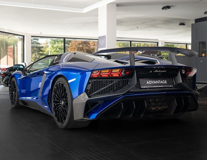 Lamborghini Aventador 4