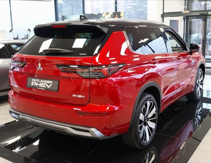 Mitsubishi Outlander SUV 2,4 l 225 kw