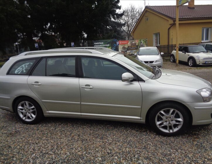 Toyota Avensis Kombi 2,0 l 108 kw