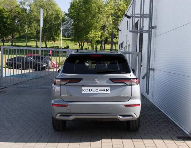 Mitsubishi Outlander SUV 2,4 l 225 kw