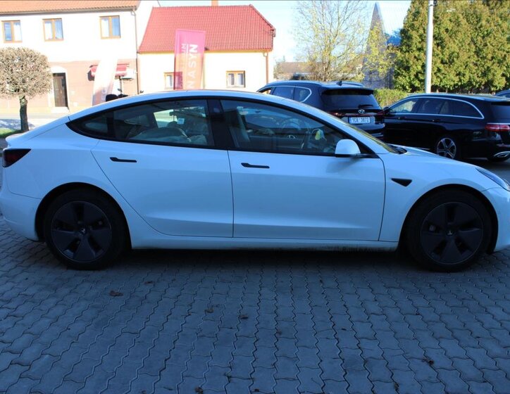 Tesla Model 3 Sedan / Limuzína 0,0 208 kw