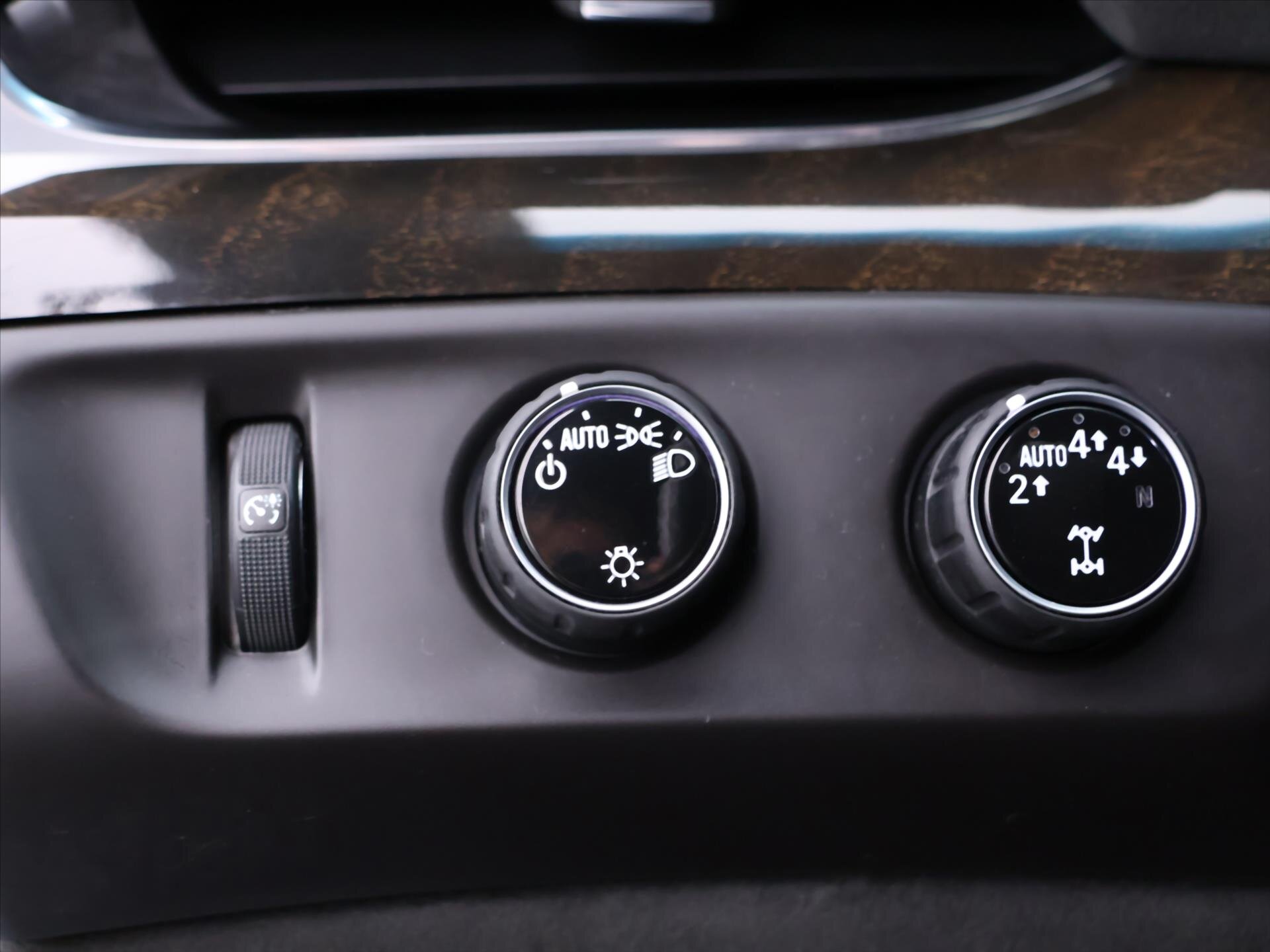 Cadillac Escalade SUV / Terénní 6,2 l 313 kw