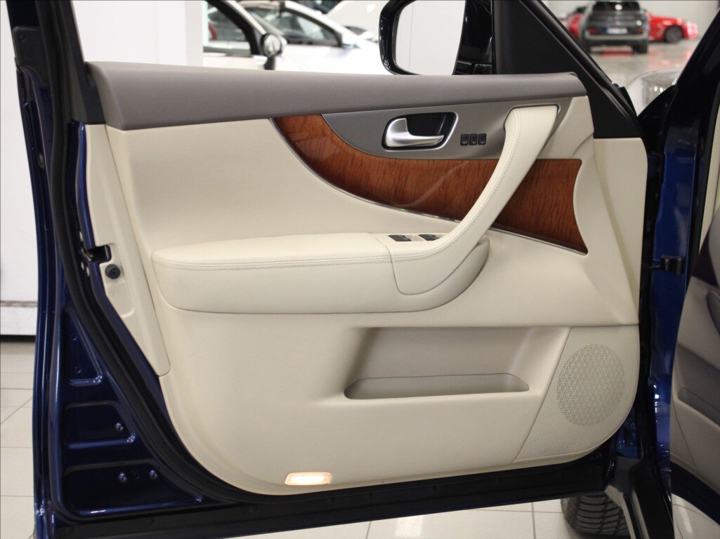 Infiniti QX70 SUV 3,0 l 175 kw