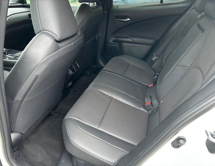 Lexus UX 300h SUV / Terénní 2,0 l 146 kw