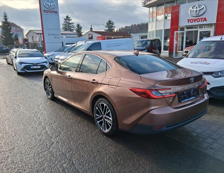 Toyota Camry 4