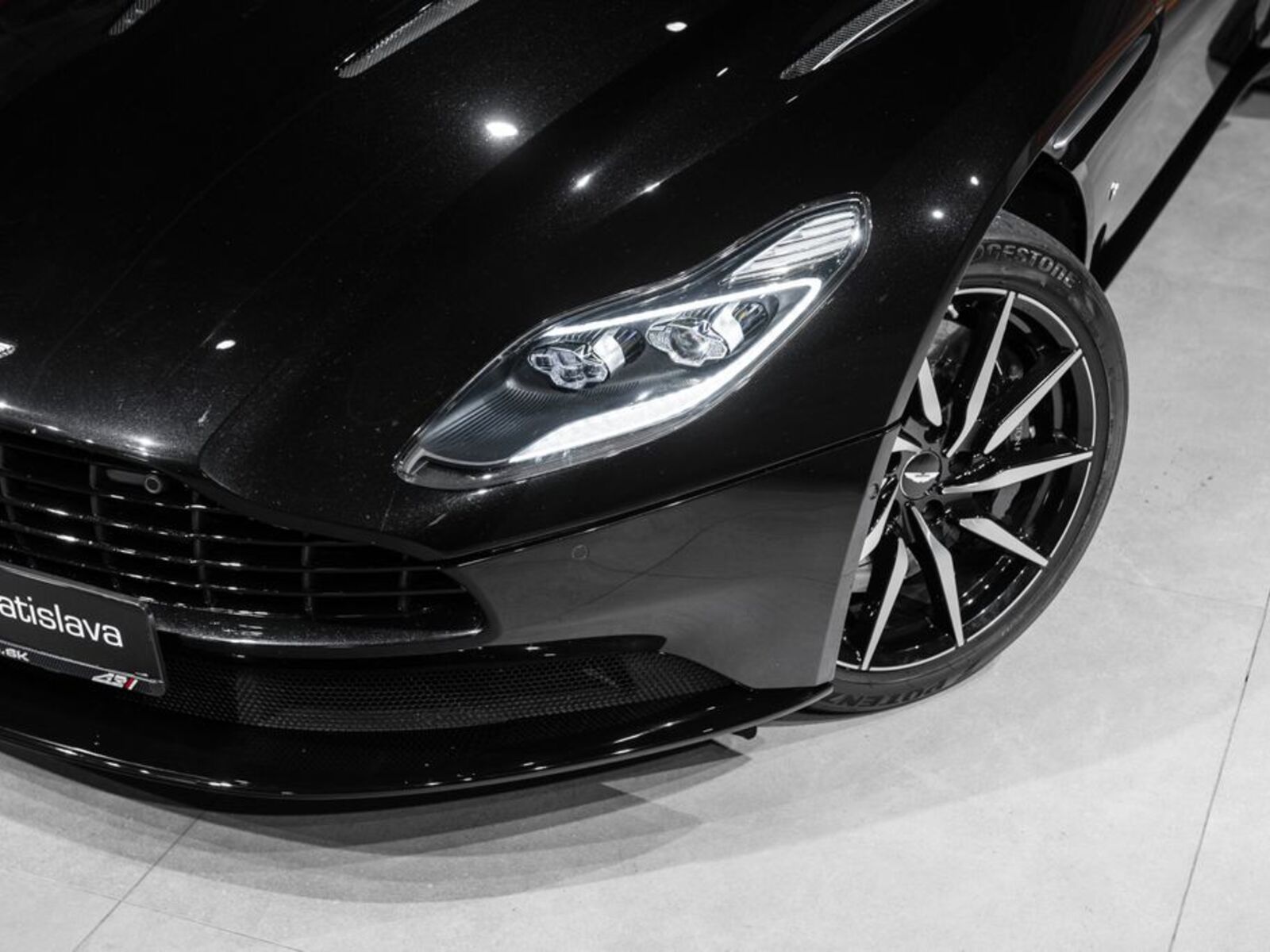 Aston Martin DB11 5