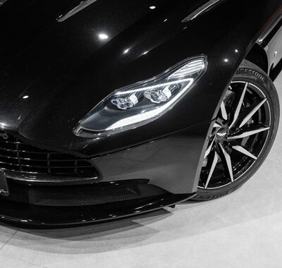 Aston Martin DB11 5