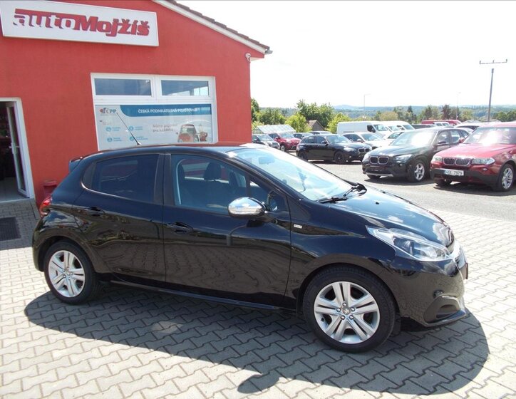 Peugeot 208 Hatchback 1,2 l 60 kw