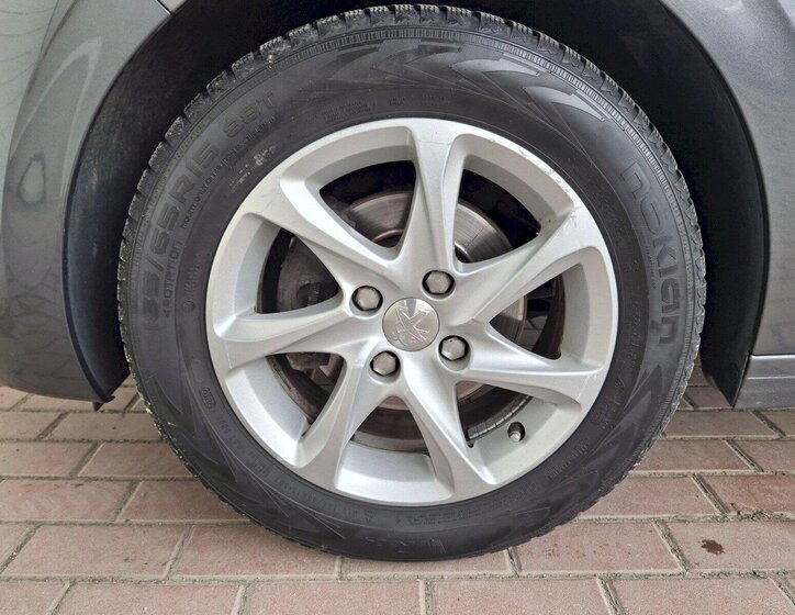 Peugeot 208 Hatchback 1,2 l 60 kw