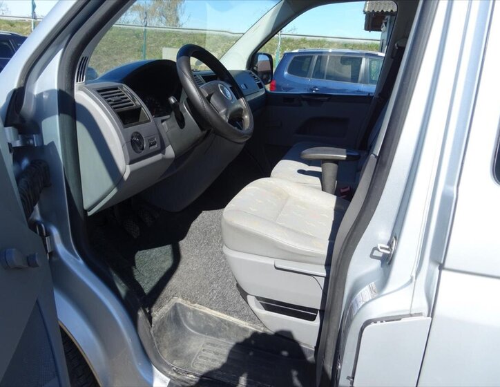 Volkswagen Caravelle MPV 2,5 l 96 kw