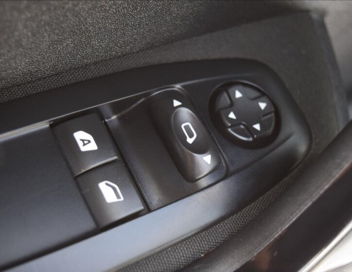 Peugeot 208 Hatchback 1,4 l 50 kw