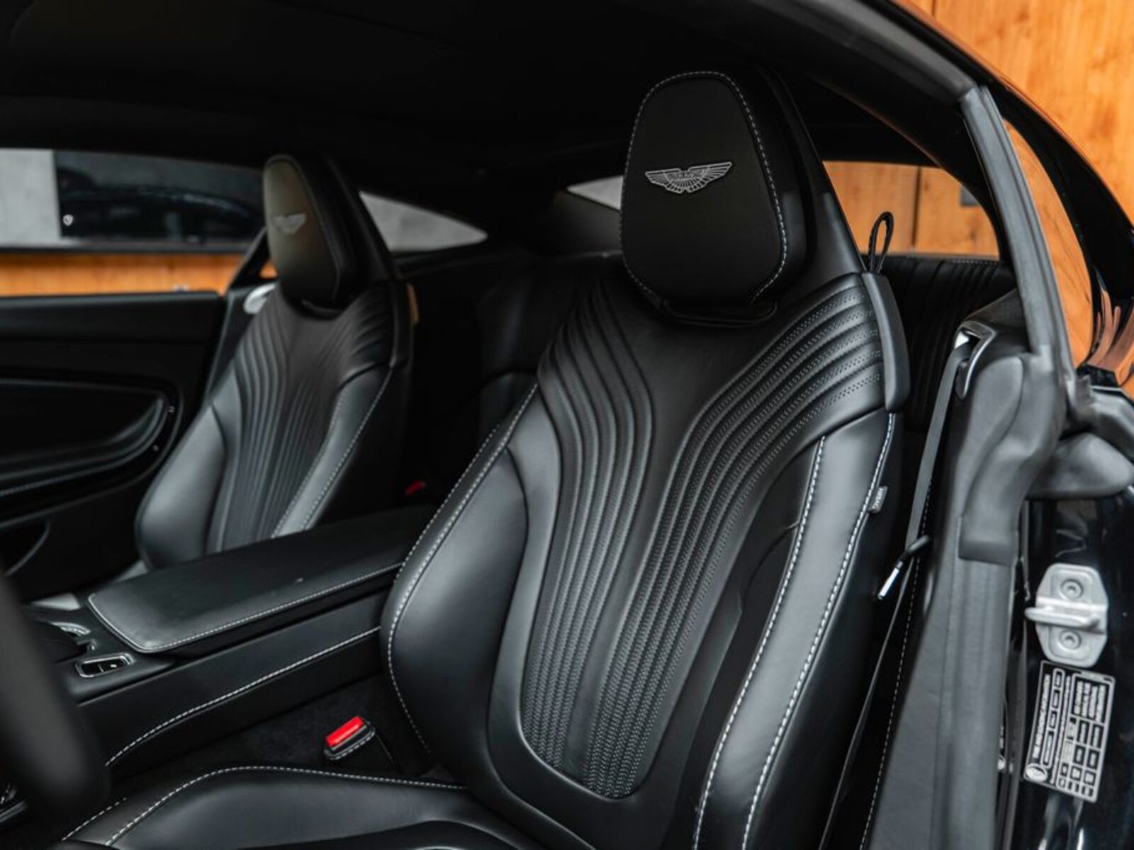 Aston Martin DB11 27