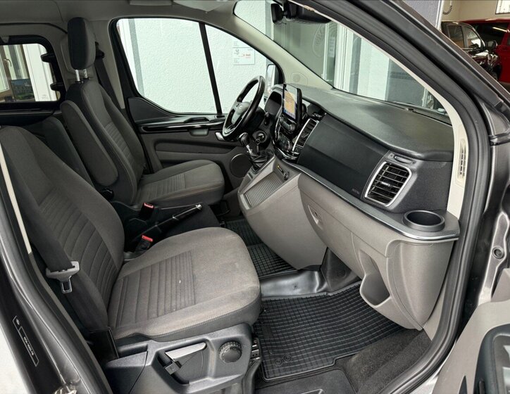 Ford Tourneo Custom MPV 2,0 l 96 kw