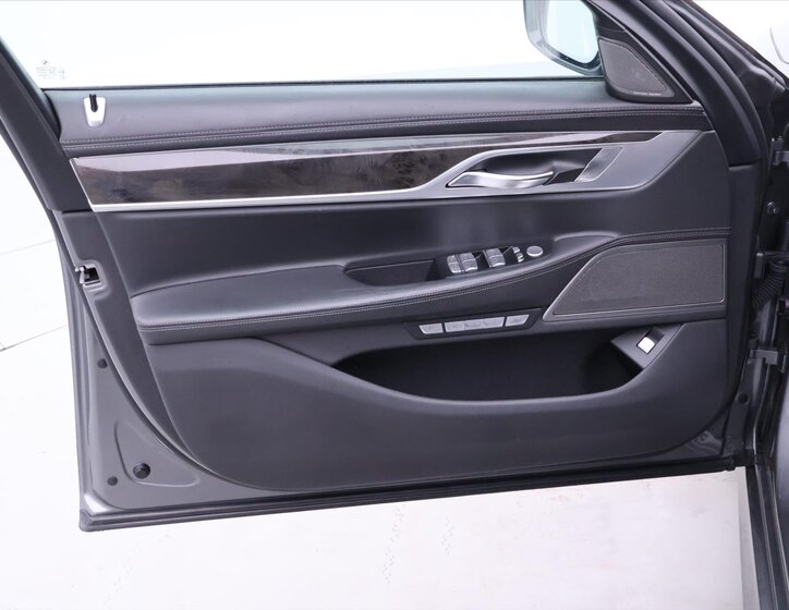 BMW Řada 7 Sedan / Limuzína 4,4 l 330 kw