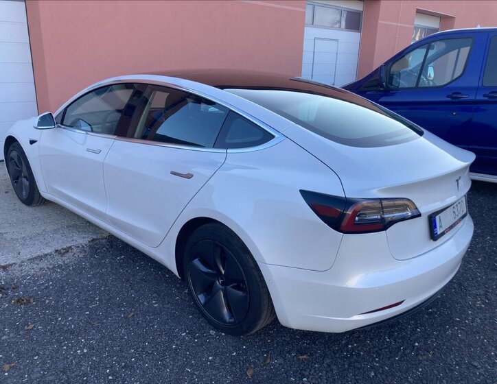 Tesla Model 3 Sedan 0,0 208 kw