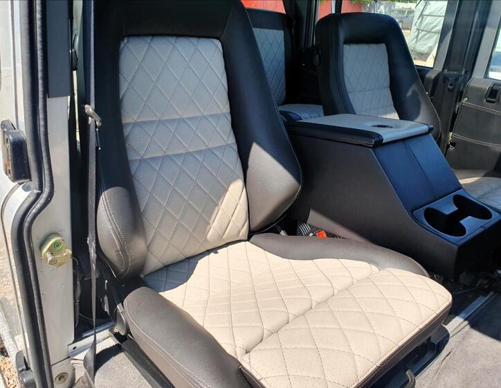 Land Rover Defender 11