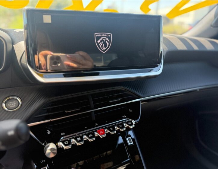 Peugeot 2008 SUV 1,2 l 100 kw