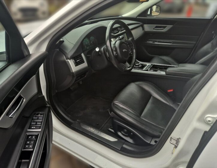 Jaguar XF Sedan / Limuzína 3,0 l 221 kw