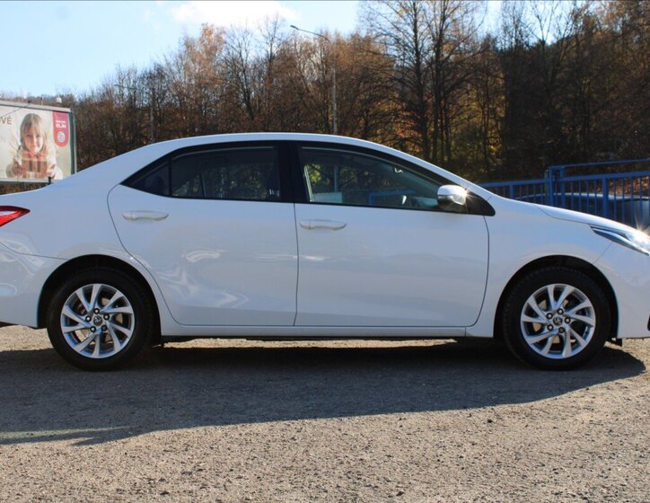 Toyota Corolla Sedan / Limuzína 1,6 l 97 kw