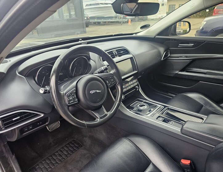 Jaguar XE 17