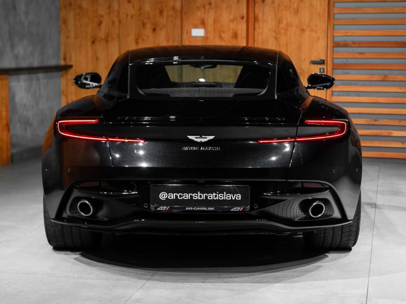 Aston Martin DB11 30