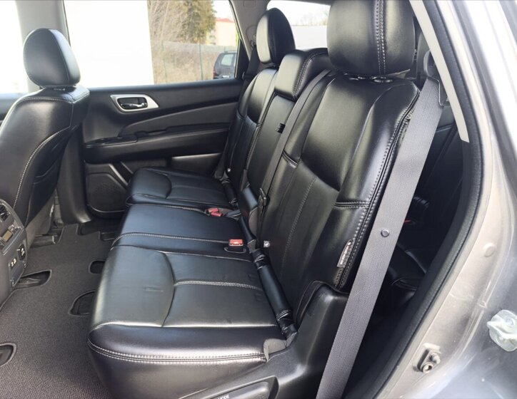 Nissan Pathfinder SUV 3,5 l 212 kw