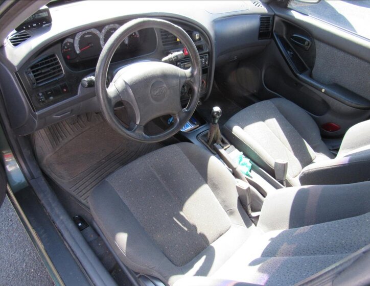 Hyundai Elantra Sedan / Limuzína 2,0 l 82 kw