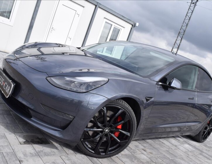Tesla Model 3 Sedan / Limuzína 0,0 377 kw