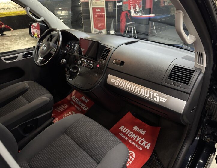 Volkswagen Multivan 14