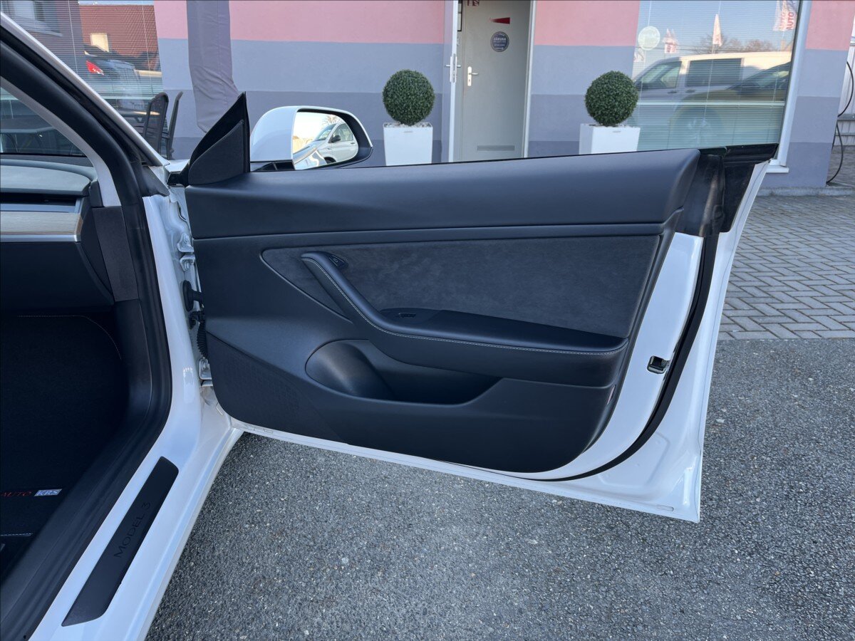 Tesla Model 3 Sedan / Limuzína 0,0 208 kw